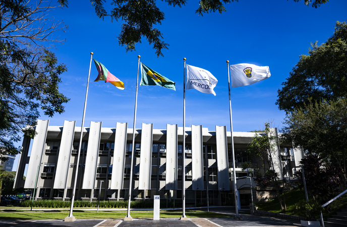 Fachada da Câmara Municipal de Porto Alegre. Palácio Aloísio Filho. Bandeiras.