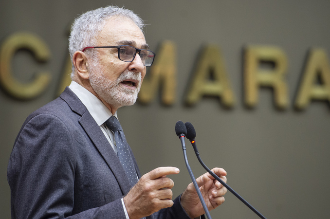 Tribuna popular com a entidade Casa dos Raros – Centro de Atenção Integral e Treinamento em Doenças Raras, proposta pela vereadora Comandante Nádia. Na tribuna, o Dr. Roberto Giugliani representa a entidade. Retrato.