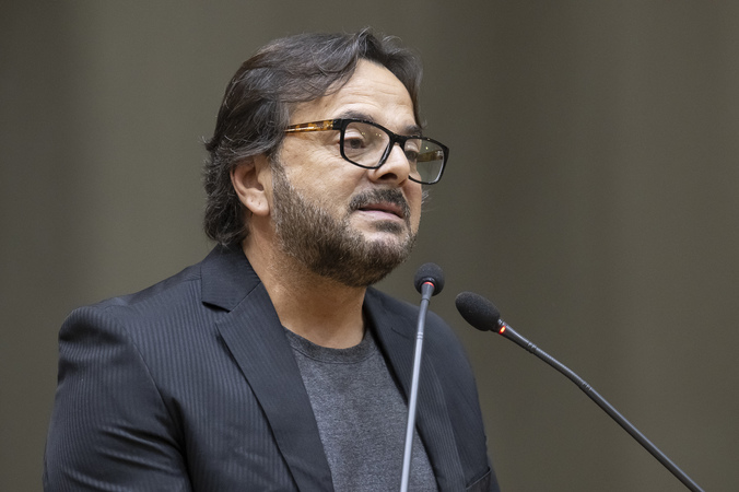 Movimentação de plenário. Posse do vereador suplente Luky Vieira.
