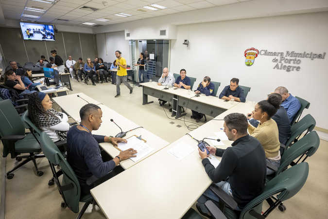 18ª Reunião Ordinária da CUTHAB trouxe como pauta, por proposição da vereadora karen Santos, o pedido de melhorias na Praça Dinah Nery Pereira (Hípica) e nas vias do seu entorno (sinalização de trânsito, redutor de velocidade) devido aos riscos à população. Participaram da reuinião o Diretor-Presidente da Empresa Pública de Transporte e Circulação (EPTC) Pedro Bisch Neto ; o Secretário Municipal de Serviços Urbanos (SMSURB), Vitorino Baseggio; e o Secretário Municipal de Mobilidade Urbana (SMMU) Adão de Castro Júnior.
