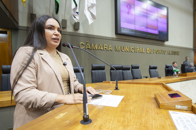 Tribuna popular com o Instituto Itamor Rodrigues. Na tribuna, Aline Coraldi
