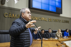 Audiência Pública debate o Projeto de Lei do Executivo Nº 028/25, que autoriza a concessão parcial dos serviços públicos de saneamento do Município de Porto Alegre (DMAE). Na foto, vereador Idenir Cecchim, líder do governo na Câmara