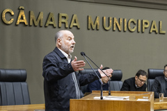 Audiência Pública debate o Projeto de Lei do Executivo Nº 028/25, que autoriza a concessão parcial dos serviços públicos de saneamento do Município de Porto Alegre (DMAE). Na foto, membro do público inscrito