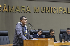 Audiência Pública debate o Projeto de Lei do Executivo Nº 028/25, que autoriza a concessão parcial dos serviços públicos de saneamento do Município de Porto Alegre (DMAE). Na foto, membro do público inscrito