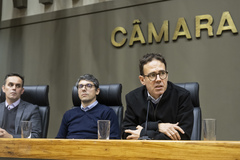 Audiência Pública debate o Projeto de Lei do Executivo Nº 028/25, que autoriza a concessão parcial dos serviços públicos de saneamento do Município de Porto Alegre (DMAE). Na foto, diretor-executivo do DAME, Vicente Perrone, e outros diretores da instituição