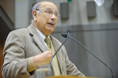 Vereador Pujol na tribuna do Plenário Otávio Rocha