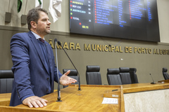 Movimentação de plenário. Na tribuna, o vereador Márcio Bins Ely.