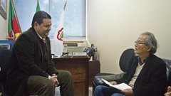 Convite foi entregue pelo diretor da Câmara do Comércio e Indústria Japonesa do RS, Yoshiji Wada. Foto: Marco Pecker