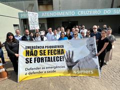 Vereadora Tanise Sabino participa de protesto organizado pelo SIMERS contra fechamento das emergências psiquiátricas de Porto Alegre