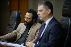 Rafael Passos (e), com o vereador Cássio Trogildo (d), preside o IAB/RS