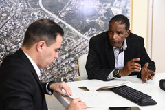 Visita ao gabinete do secretário municipal de Infraestrutura e Mobilidade (SMIM), Elizandro Sabino. Na foto, o vereador Tarciso Flecha Negra, presidente da Cece, com o secretário.