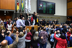 Sessão foi encerrada no começo da noite após invasão