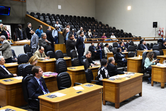 Discursos desta quinta trataram da invasão ao Plenário ontem
