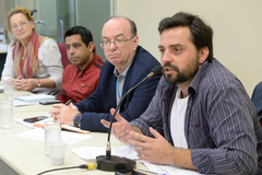 Frank (ao microfone) disse que atual gestão pretende ampliar percentual de recursos de 10% para 25% na atenção primária 