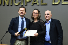 O vereador Mauro Zacher (e) propôs e entregou a distinção à homenageada