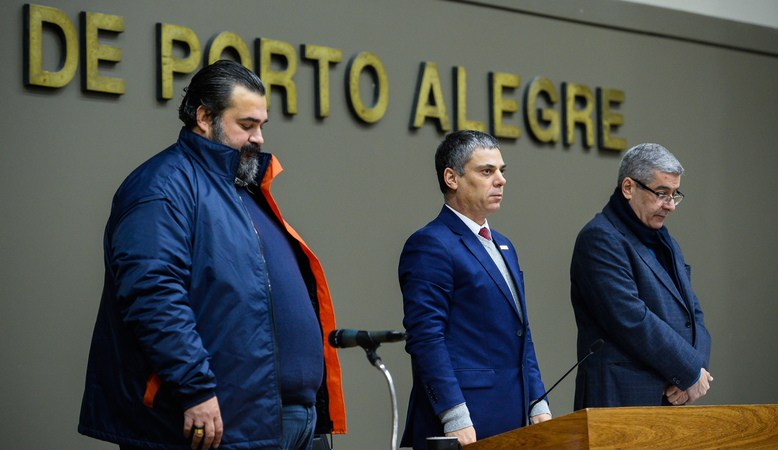 Reunião da Comissão Representativa. Na foto, o vereador Cláudio Janta (E), e o presidente da Câmara, Cassio Trogildo (C), fazem minuto de silêncio ao ex-vereador e jornalista, Paulo Sant'Ana.