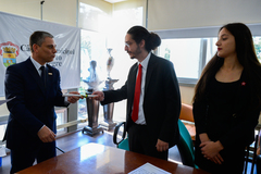 Os vereadores Bernardo (c) e Carolina com o presidente Cassio Trogildo