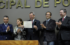 Schwarz (c) recebeu a distinção proposta pelo vereador Moisés (o 2º da direita para a esquerda)