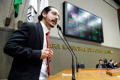 Professor Bernardo na tribuna do Plenário Otávio Rocha