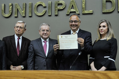 Vereadores Nedel (e) e Cecchim com o homenageado Szewkies e esposa