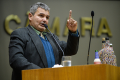 Silmar, na tribuna do Plenário Otávio Rocha, na sessão desta segunda-feira