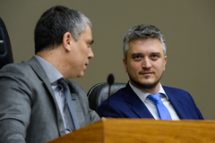 Vereador Cássio Trogildo (e) com o secretário Ramiro Rosário (d)