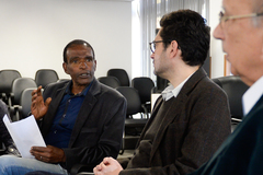 Visita dos vereadores da Comissão de Educação, Cultura, Esporte e Juventude ao gabinete do secretário municipal de educação, Adriano Naves de Brito. Na foto, o vereador Tarciso Flecha Negra, presidente da comissão, discute a respeito dos problemas encontrados nas escolas municipais.