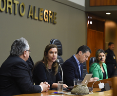 Eleonora Serralta (c) disse que empresas multadas não tinham licenciamento para antenas de rádio base