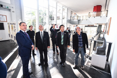Trogildo (e) acompanhou os colegas japoneses pela Casa 
