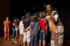 O elenco convidou a criançada para explorar o cenário e o figurino