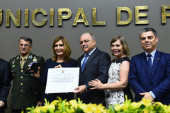 A vereadora Mônica Leal entregou a distinção ao homenageado