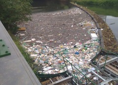 Ecobarreira e a contenção dos resíduos ao longo do Arroio Dilúvio (Foto: Safeweb)