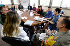 Trogildo (ao fundo) recebeu a comunidade e o Executivo