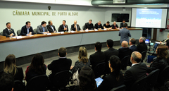 O vereador Valter Nagelstein (c) recebeu os convidados para a reunião