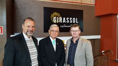 Vereador João Carlos Nedel conversou com o presidente da Lebes, Otelmo Drebes (à esq.), e com o diretor de Marketing e Vendas, Otelmo Drebes Jr. (à dir.).