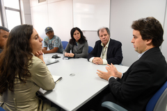 Superintendente da CEF Luis Henrique (d) em reunião com a Cuthab