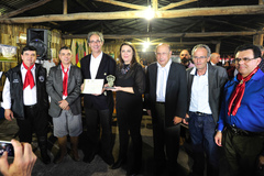 Carlos e Ana, filhos de Paixão Cortes, receberam a homenagem da Câmara