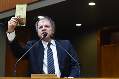 Vereador Dr. Goulart na tribuna do Plenário Otávio Rocha