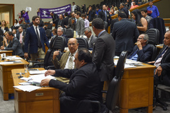A votação entrou na madrugada desta quinta-feira