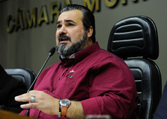 Reunião da Comissão de Constituição e Justiça sobre o PLE 018/17 – Processo nº 2057/17, que altera o art. 2º da Lei 11.466, de 29 de julho de 2013, que institui o monitoramento dos veículos integrantes da frota do transporte individual por táxi do município de Porto Alegre. Na foto, o vereador Claudio Janta.