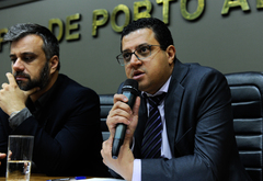 Reunião da Comissão de Constituição e Justiça sobre o PLE 018/17 – Processo nº 2057/17, que altera o art. 2º da Lei 11.466, de 29 de julho de 2013, que institui o monitoramento dos veículos integrantes da frota do transporte individual por táxi do município de Porto Alegre. Na foto, o advogado da EPTC, Renato Oliveira.