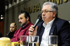 Reunião da Comissão de Constituição e Justiça sobre o PLE 018/17 – Processo nº 2057/17, que altera o art. 2º da Lei 11.466, de 29 de julho de 2013, que institui o monitoramento dos veículos integrantes da frota do transporte individual por táxi do município de Porto Alegre. Na foto, o vereador Adeli Sell.