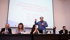 Comissão Especial para tratar sobre direitos e vantagens dos servidores municipais. Na foto, ao microfone, o vereador Dr. Thiago.