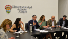 Presidente da Câmara, Cassio Trogildo (c), e vereadores receberam representantes dos municipários