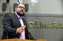 Vereador Maroni na tribuna da Câmara Municipal de Porto Alegre