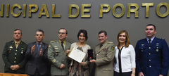 Comandante Nádia (ao centro) entrega Comenda ao coronel Jefferson Jacques