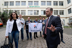 Visita ao hospital Beneficência. Na foto, à esquerda, a vereadora Fernanda Melchionna. À direita, o vereador André Carús. Ao centro, representantes do Sindicato dos Enfermeiros e do Sindisaúde.