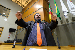 Vereador Janta, na tribuna do Plenário Otávio Rocha