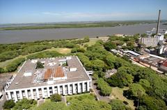 Câmara Municipal de Porto Alegre com o Gasômetro e o Guaíba ao fundo
