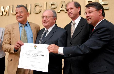 Padre Giovanni (centro-esquerda) com Todeschini (d) e os representantes das religiões islâmica e judaica Foto: Elson Sempé Pedroso